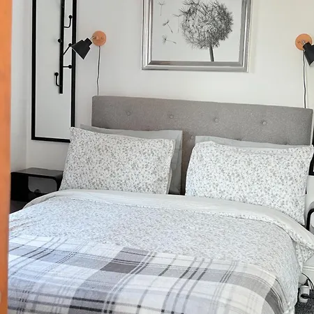 Luton Lodge - Ideal For Short Stay , 5 Mints Drive To Luton Airport , Train Station, Town Centre , Free Street Parking-2